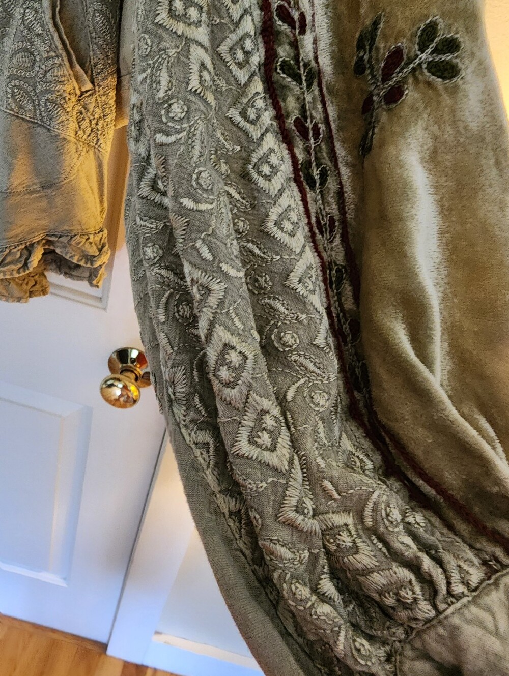 Young Threads Poet Blouse Top Embroidered Floral Velvet Size Xl Olive Bohemian - Picture 10 of 16
